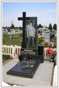 Памятник с крестом