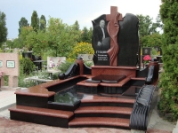 Красно-черный мемориальный комплекс