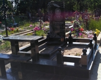Памятник с оградой