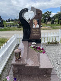 Памятник з токовського граниту