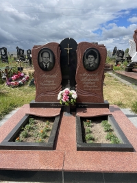 Памятник парний