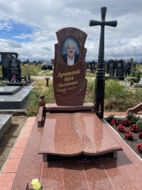 Памятник червоний