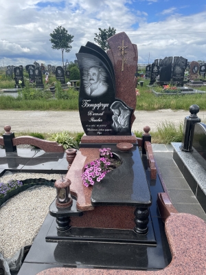Памятник габбро лезник