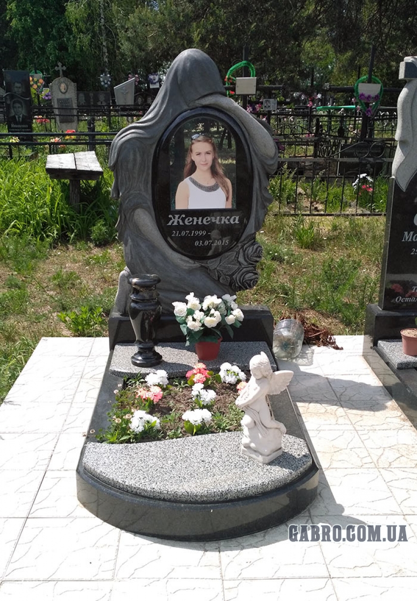 Памятник с ангелом