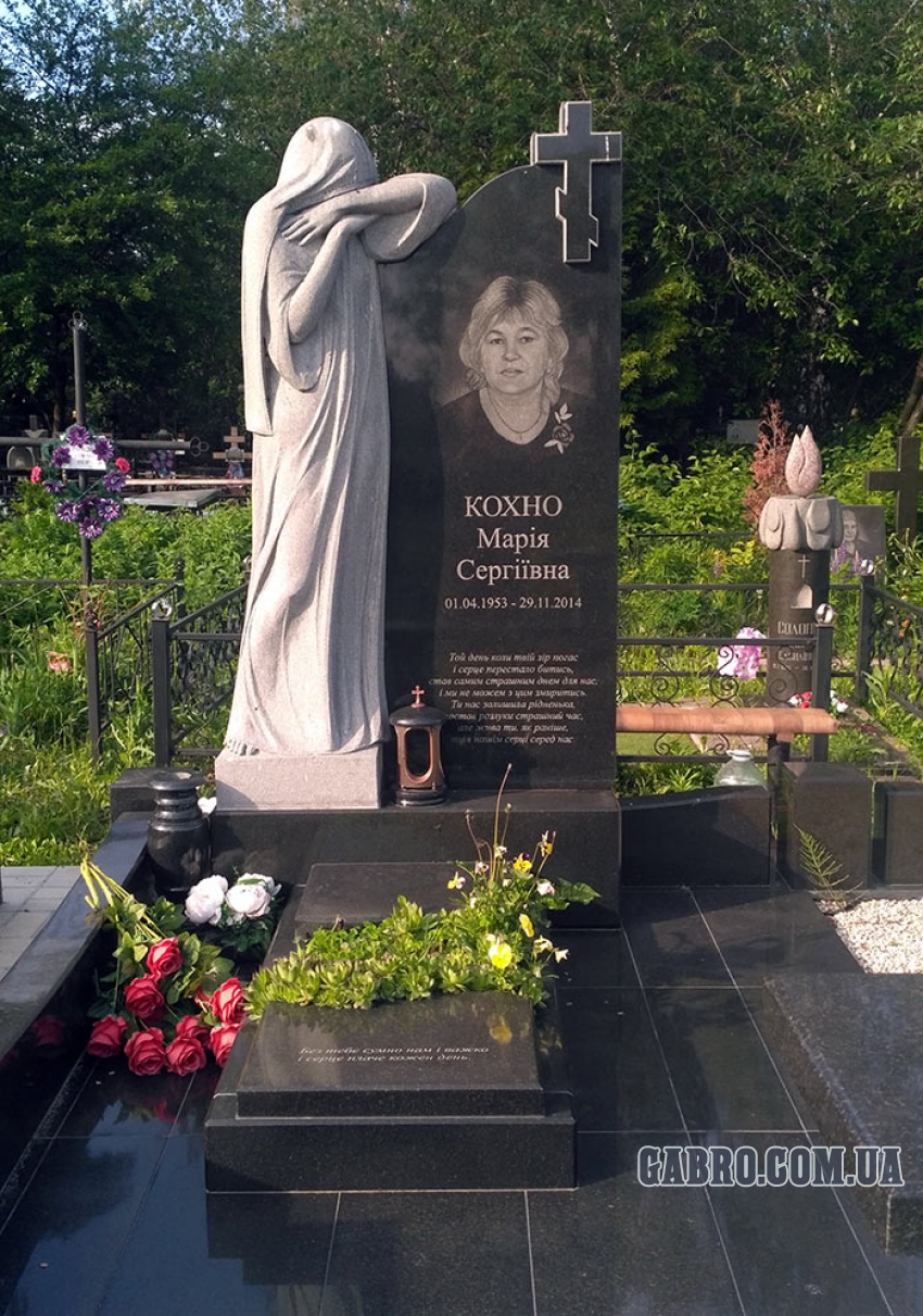 Памятник со скорбящей фигурой