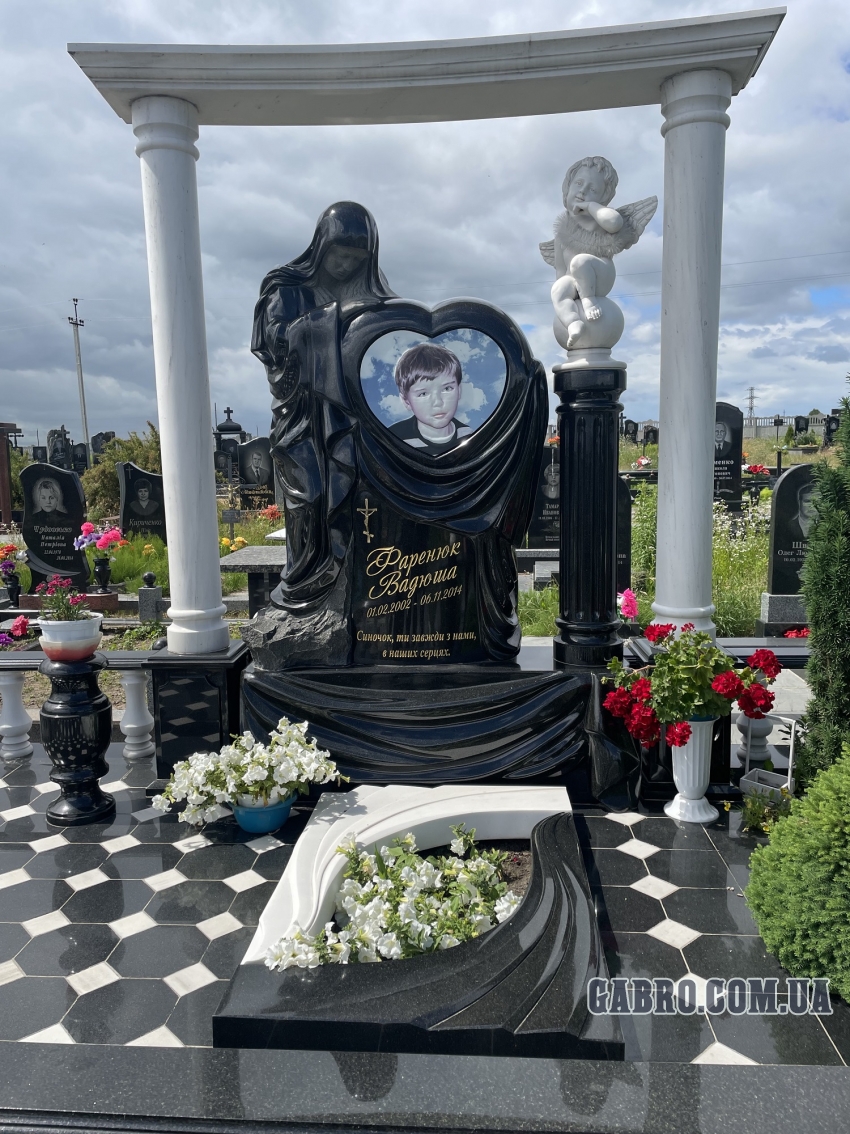 Памятник з мрамором