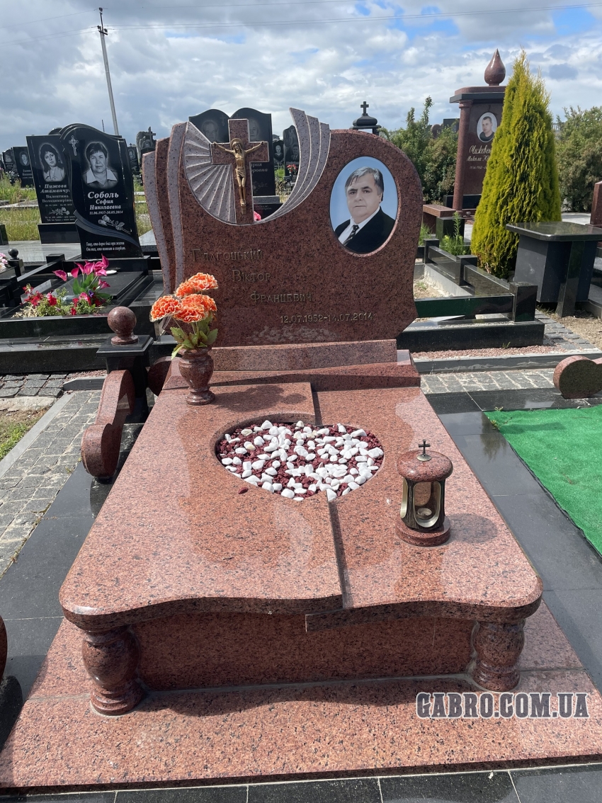 Памятник червоний