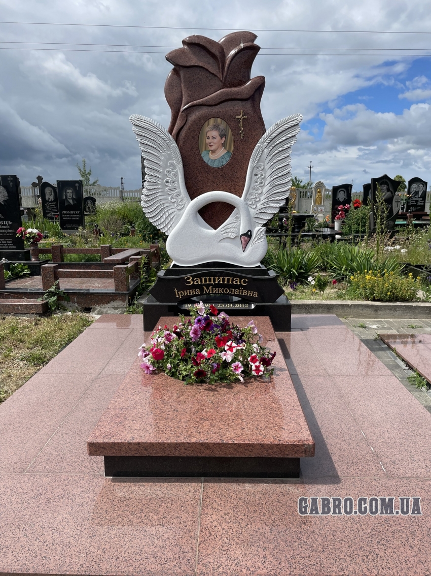 Памятник з розою лезник