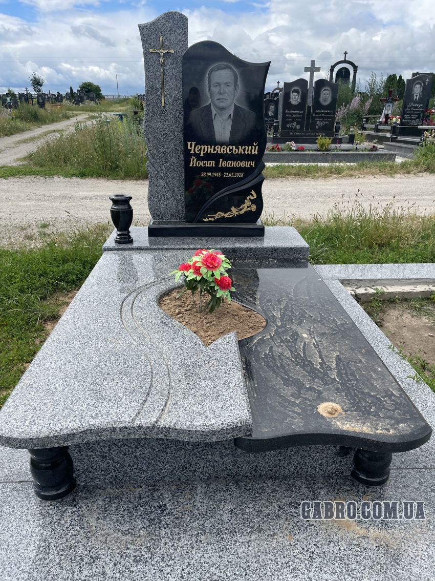 Памятник з покостом